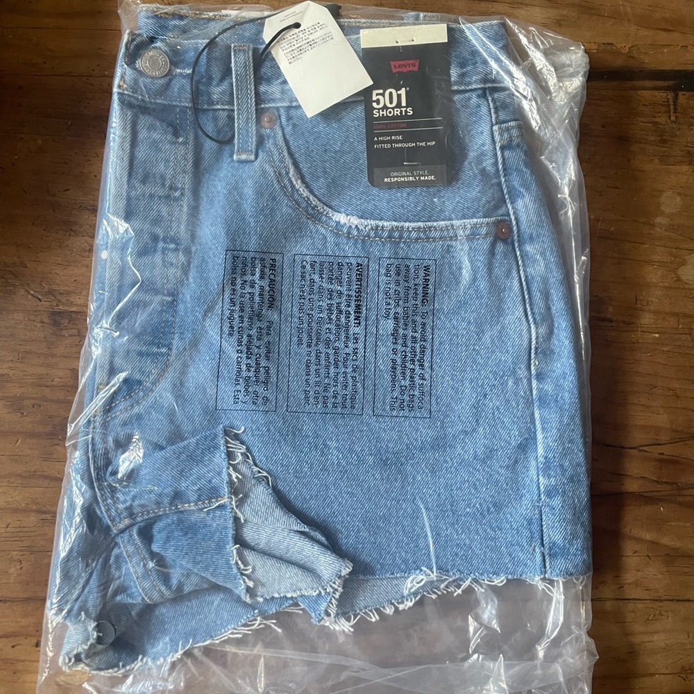 Levi’s 501 Original Cutoff Denim Short - Picture 3 of 3